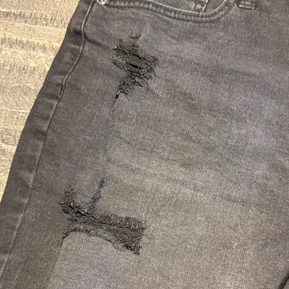 Maurices black distressed stretch 5” jeans shorts - Picture 6 of 8